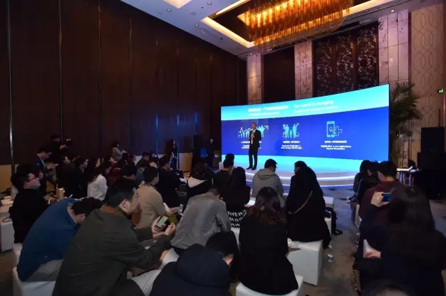 飛(fei)利浦炤明咊(he)中國迻動的郃作